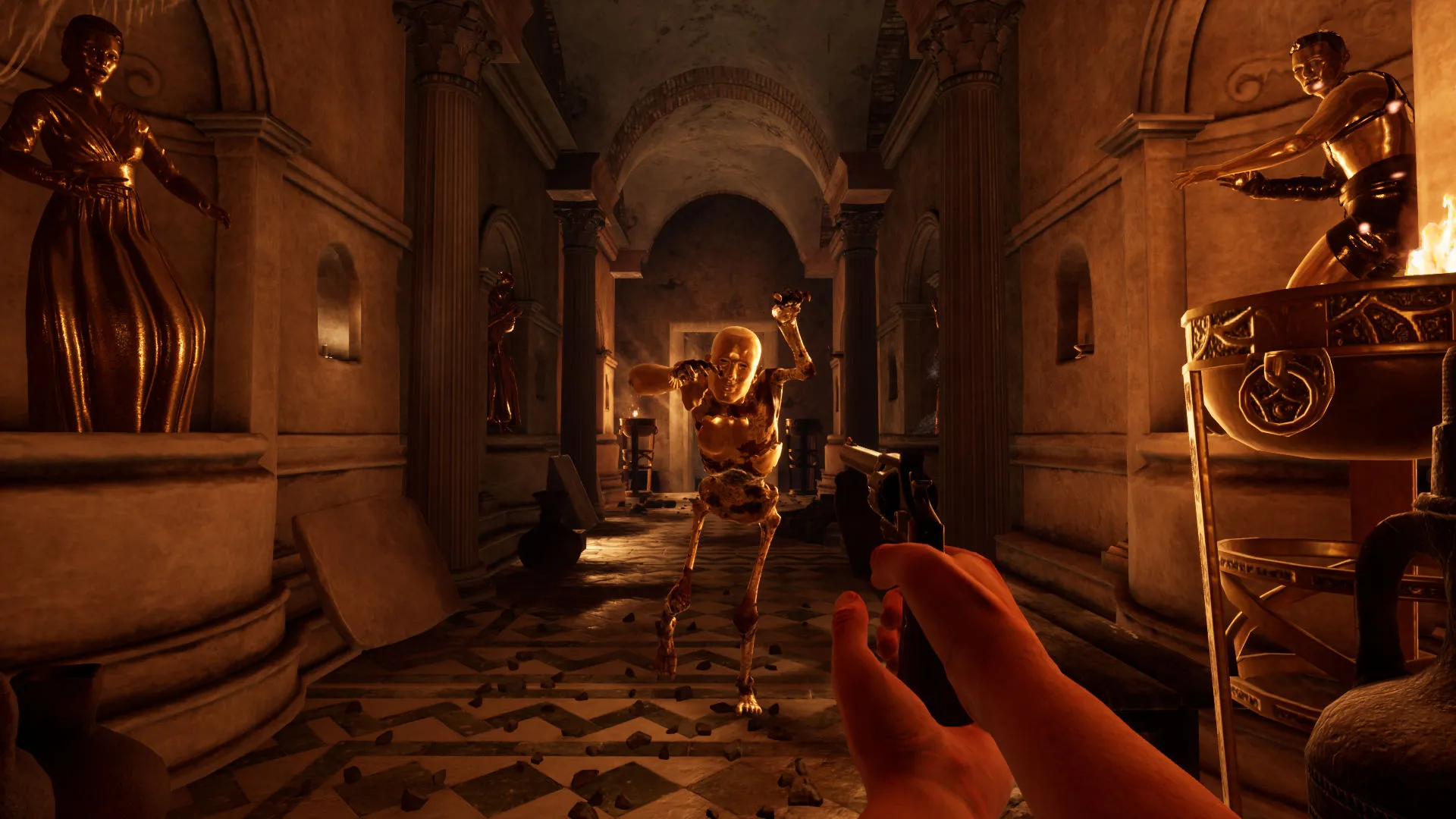 Captura The Forgotten City Pasillo Dorado Con Estatuas Y Mano Del Personaje En Primer Plano