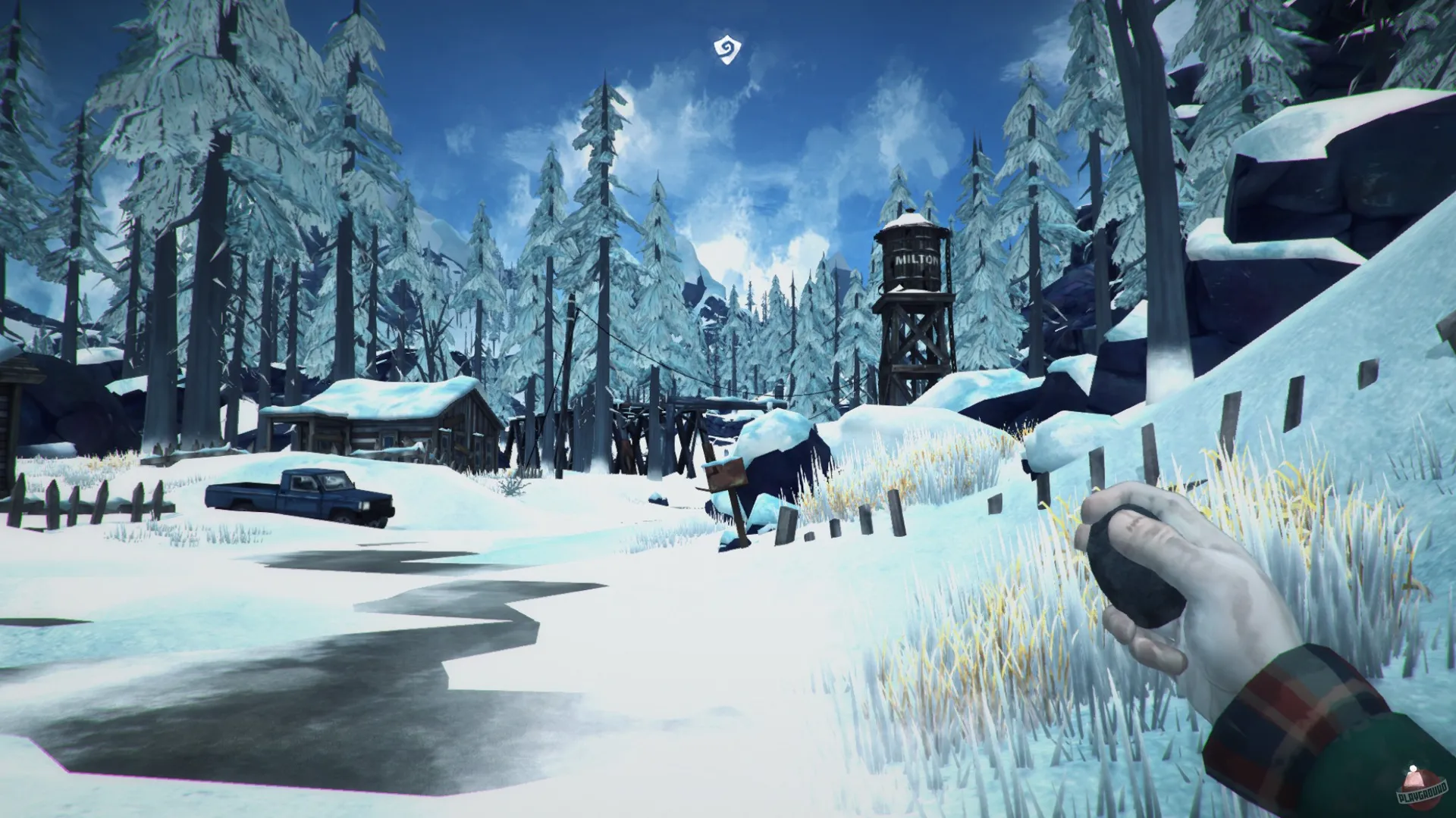 Captura The Long Dark – Camino Congelado Rodeado De Pinos Altos Y Una Torre Al Fondo