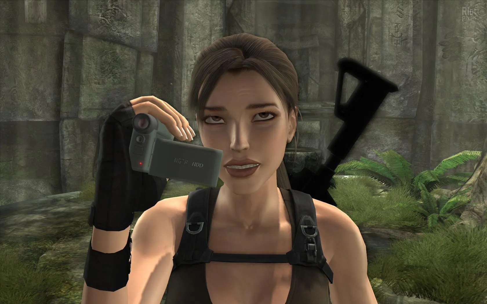 Captura Tomb Raider Anniversary – Primer Plano De Lara Levantando Una Ceja En La Jungla