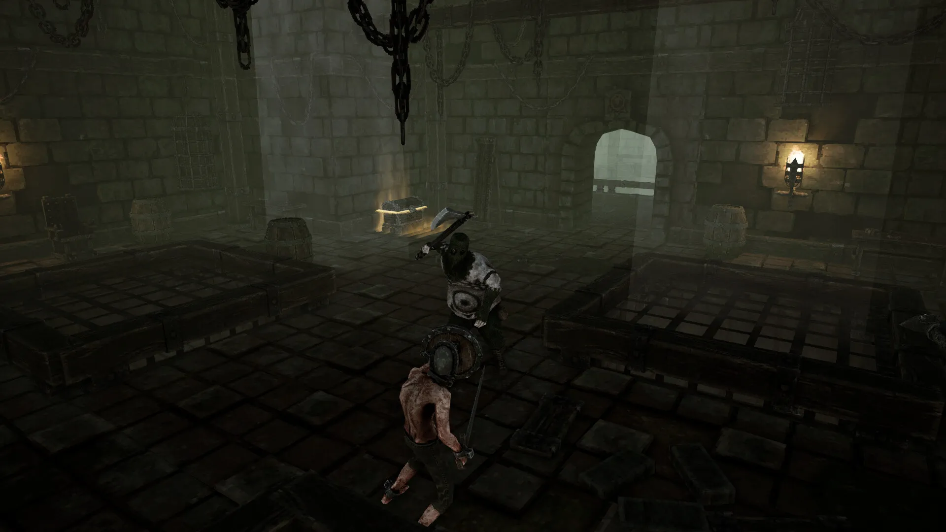 Captura Tyrants Realm – Escena En Mazmorra Con El Protagonista Alzando Su Arma Bajo Cadenas Colgantes