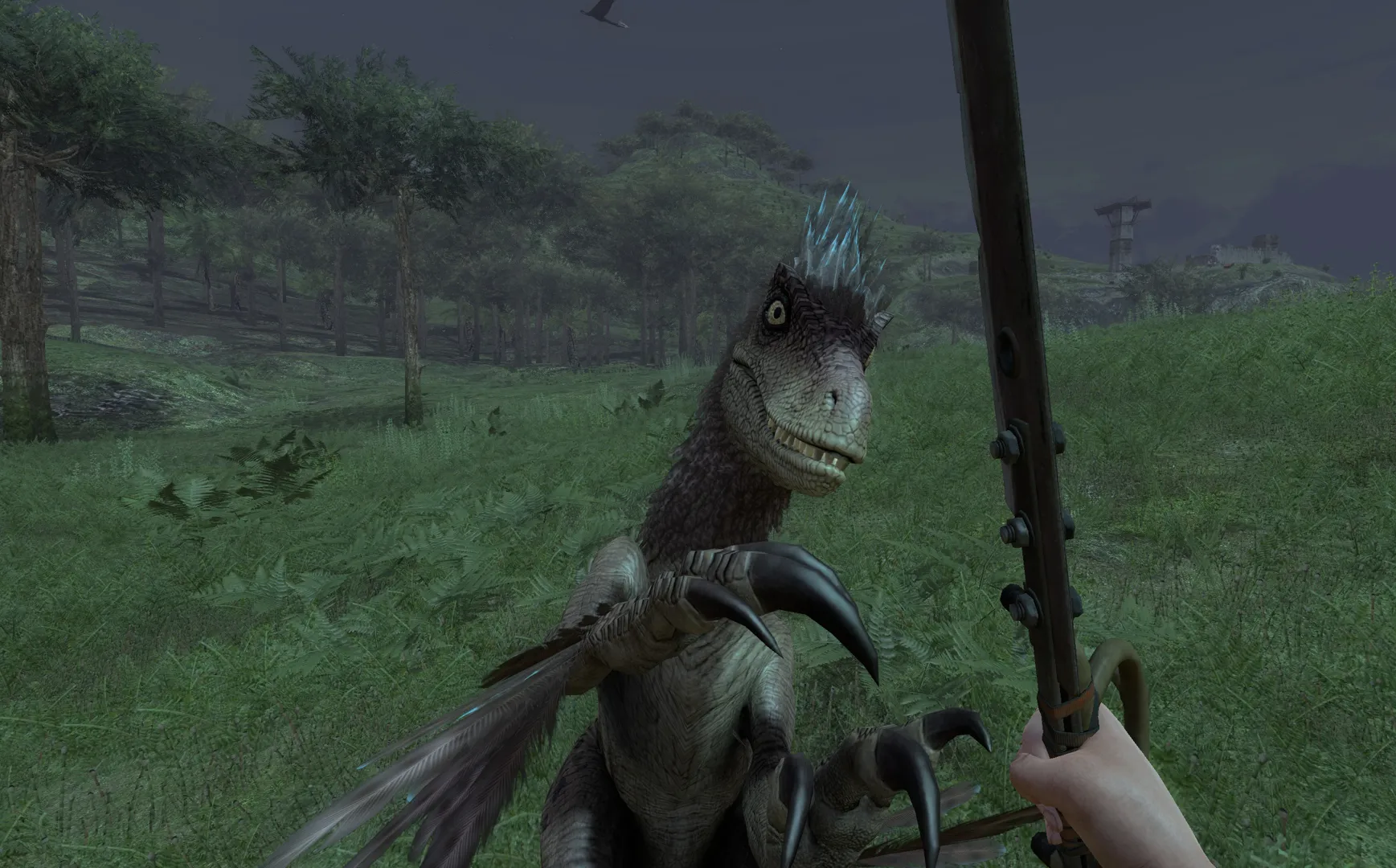 Captura TheHunter Primal – Raptor Acechando De Frente En Terreno Lluvioso